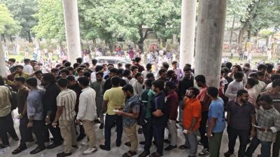 ডাকসু নির্বাচন: সিনেট ভোটকেন্দ্রে হট্টগোল