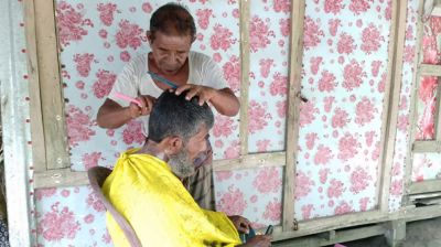 রাঙ্গাবালীর সংগ্রামী বৃদ্ধ বিজয় শীল, আজও পেট চালাচ্ছেন চুল কেটে