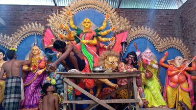 পূজার আয়োজনকে শৈল্পিক করতে শেষ মুহূর্তের ব্যস্ততা