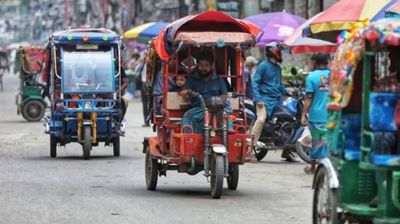 ঢাকার সড়ক ব্যাটারি রিকশার জঙ্গল