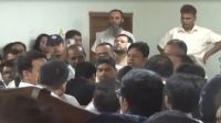 আদালতে বিচারকের সামনেই সাংবাদিককে মারধর