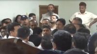 আদালতে বিচারকের সামনেই সাংবাদিককে মারধর, ক্ষমা চাইলেন সেই আইনজীবী