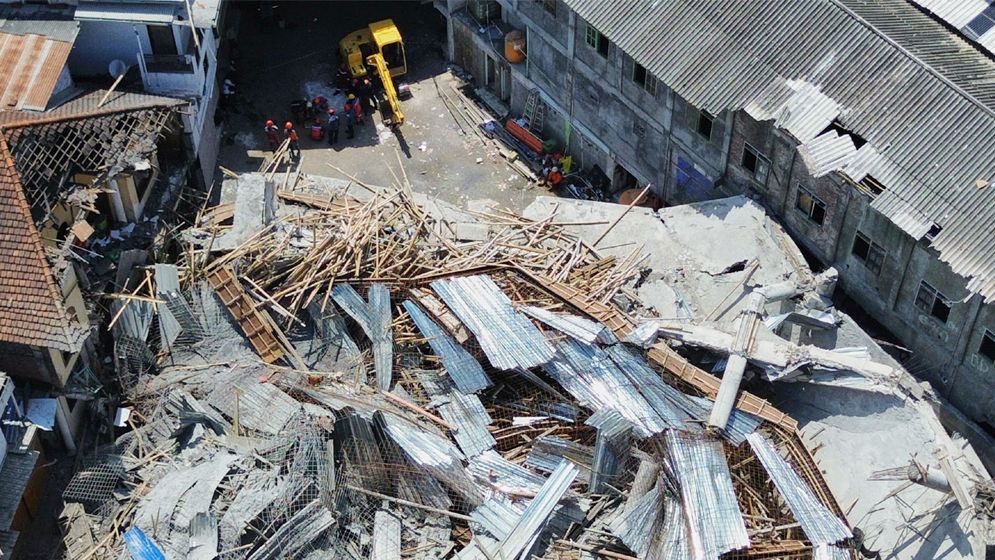 ইন্দোনেশিয়ায় স্কুলভবন ধসে নিহত ৫০
