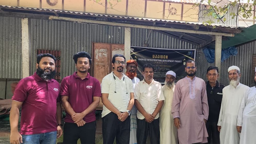 সিংগাইরে মাদ্রাসায় বসার বেঞ্চ-টুল উপহার দিলো জেসিআই মানিকগঞ্জ