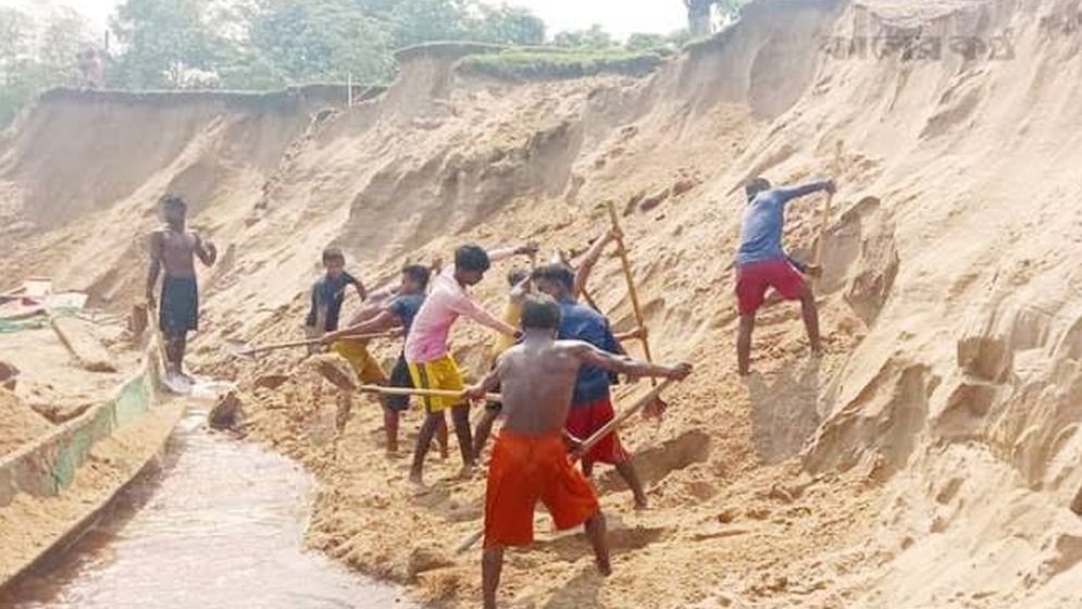 যাদুকাটার বালু নিয়ে ‘হরিলুট’