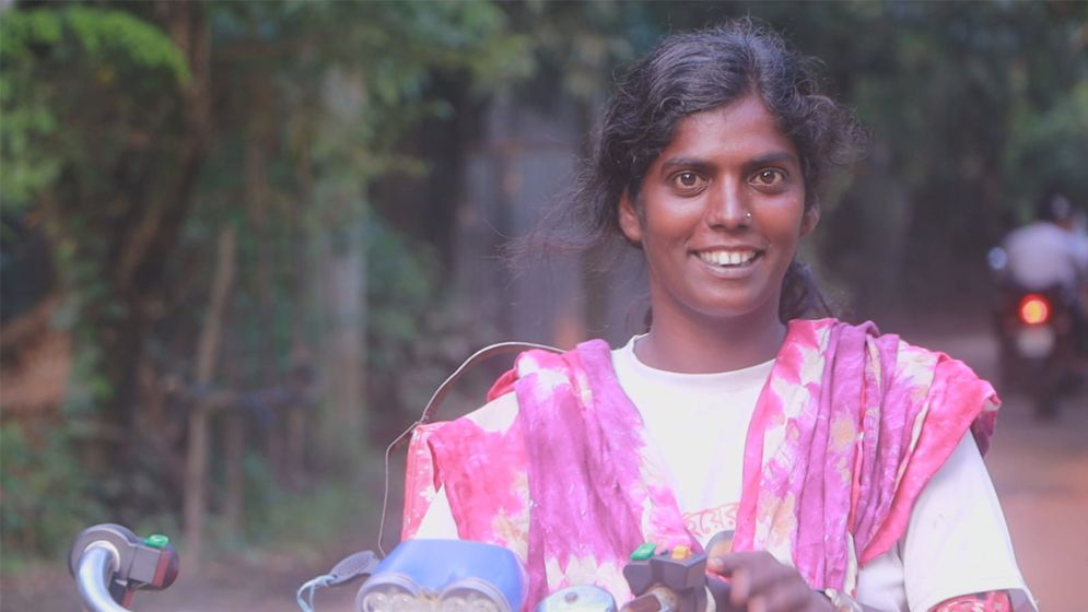 সুলতানার সংসার চলছে ভ্যানের হ্যান্ডেলে