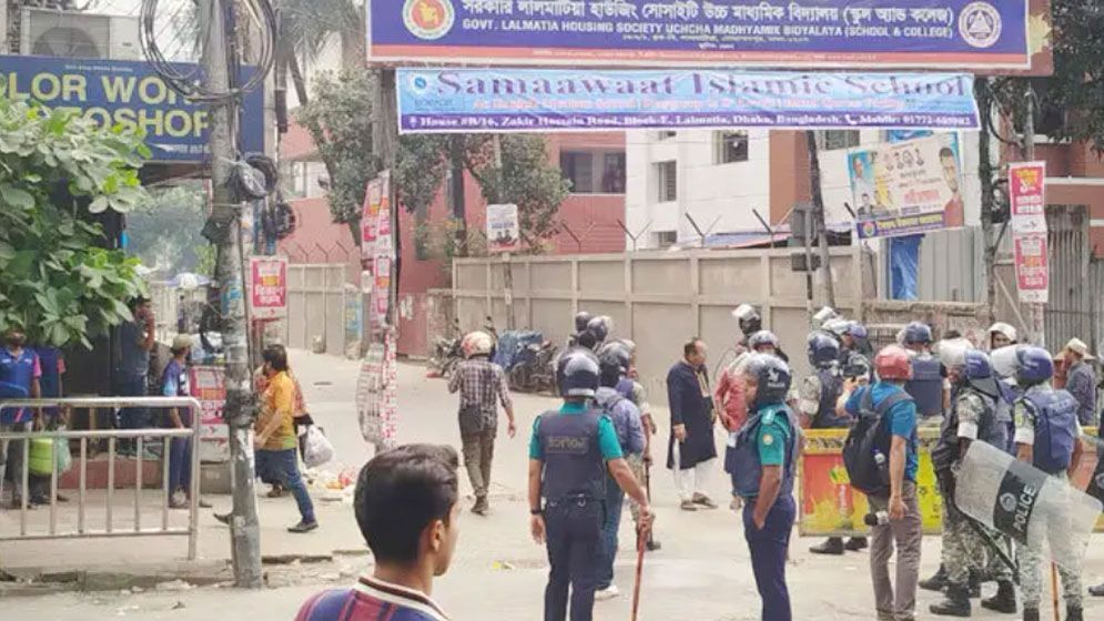 পুলিশের ধাওয়া খেয়ে গলিতে জুলাই যোদ্ধারা, সাউন্ড গ্রেনেড-ইট নিক্ষেপ