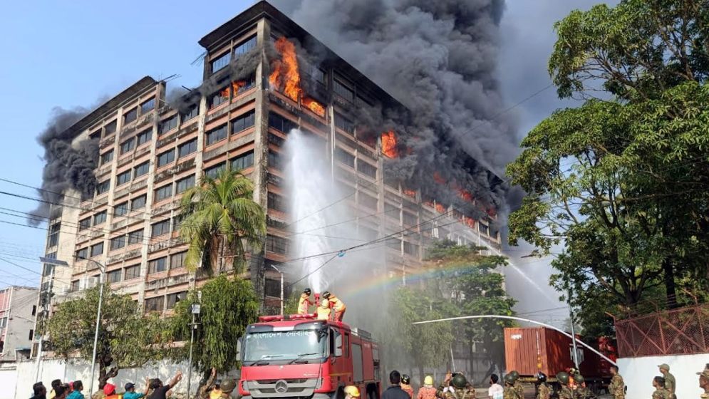 চট্টগ্রাম ইপিজেডে কারখানায় ভয়াবহ আগুন, নিযন্ত্রণে ১৬টি ইউনিট