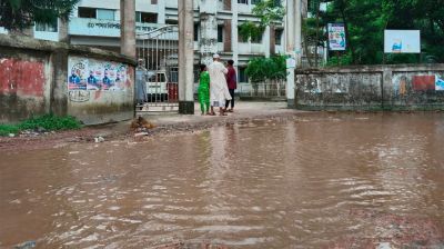 খানাখন্দে বেহাল দশায় স্বাস্থ্য কমপ্লেক্সে যাওয়ার পথ, ভোগান্তিতে জনসাধারণ