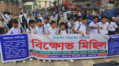 নিরাপদ সড়কের দাবিতে ফার্মগেটে শিক্ষার্থীদের সড়ক অবরোধ