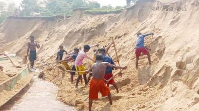 যাদুকাটার বালু নিয়ে ‘হরিলুট’