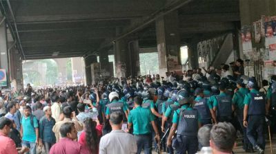 সাউন্ড গ্রেনেডে উত্তেজনা, শিক্ষকরা প্রেস ক্লাব থেকে শহীদ মিনারে