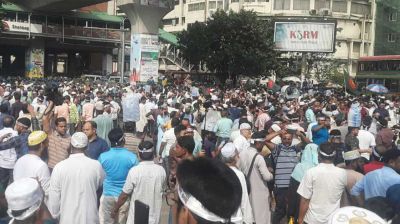 ব্যারিকেড ভেঙে শাহবাগে শিক্ষকরা, যানচলাচল বন্ধ