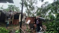 গঙ্গাচড়ায় হঠাৎ ঝড়ে ক্ষতিগ্রস্ত ৬ শতাধিক বাড়িঘর