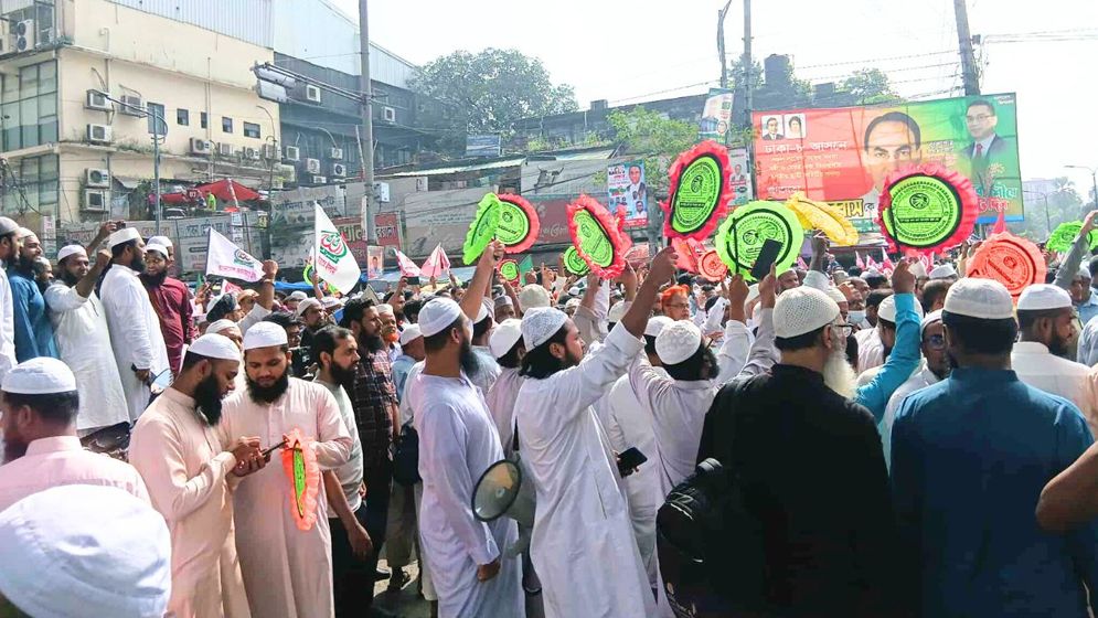 নভেম্বরেই গণভোটের দাবিতে উত্তাল পল্টন