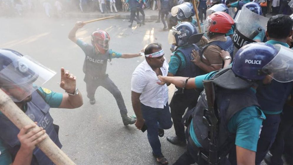 শাহবাগে প্রাথমিক শিক্ষকদের ওপর পুলিশের লাঠিচার্জ, আহত ১২০