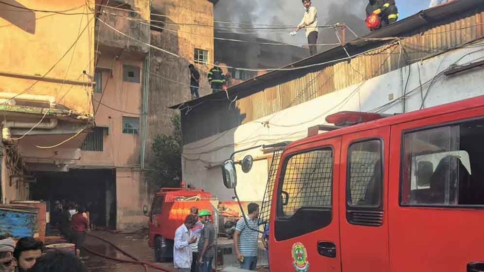 চট্টগ্রামে কম্বলের গুদামে আগুন