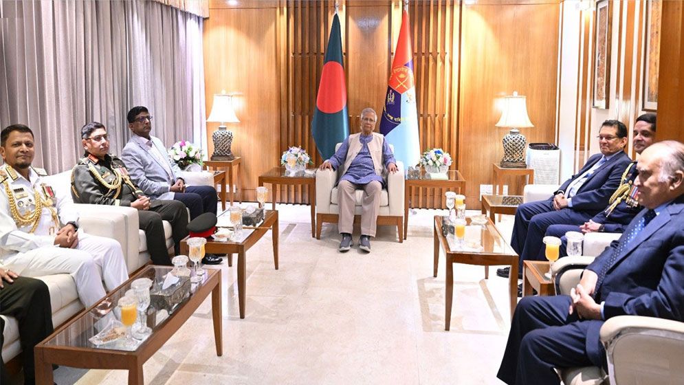 প্রধান উপদেষ্টার সঙ্গে তিন বাহিনীর প্রধানদের সাক্ষাৎ