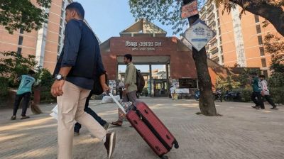 হল ছাড়তে শুরু করেছেন ঢাবি শিক্ষার্থীরা