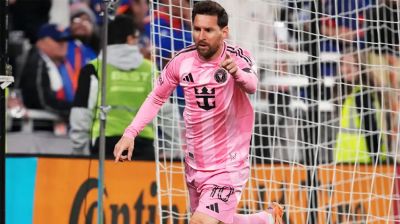 মেসির ম্যাজিকে শিরোপার কাছে মায়ামি