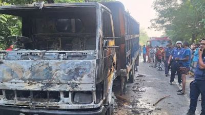 পদ্মা সেতুর সামনে ট্রাকে আগুন, ককটেল বিস্ফোরণ