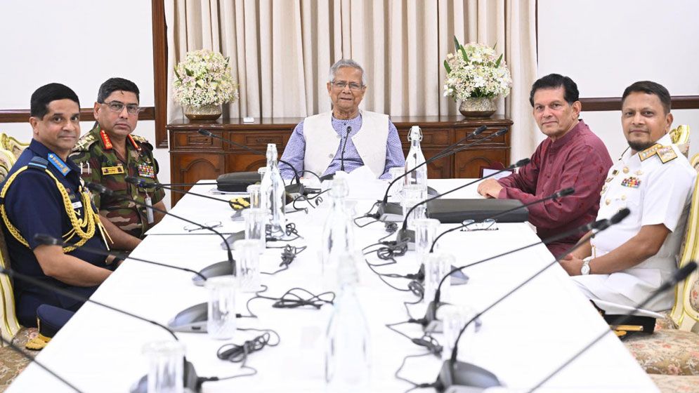 হঠাৎ যমুনায় তিন বাহিনী প্রধান, যা জানা গেল