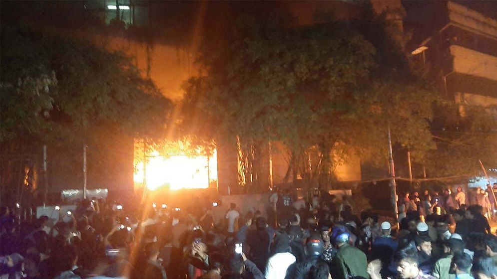 ক্রেনে নামানো হচ্ছে ডেইলি স্টারে আটকে পড়া সাংবাদিকদের