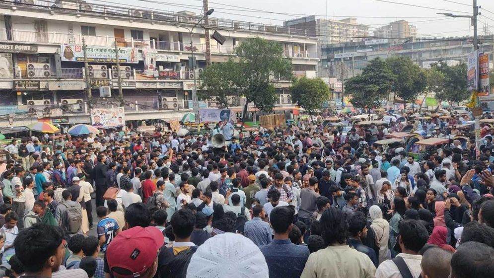 সাত কলেজ শিক্ষার্থীদের সড়ক অবরোধ, তীব্র যানজট 