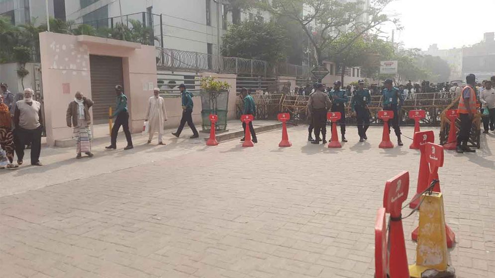 এভারকেয়ার হাসপাতালের সামনে নিরাপত্তা জোরদার, বসেছে ব্যারিকেড