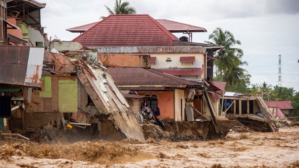 ইন্দোনেশিয়ায় বন্যায় মৃতের সংখ্যা বেড়ে ৬৩১
