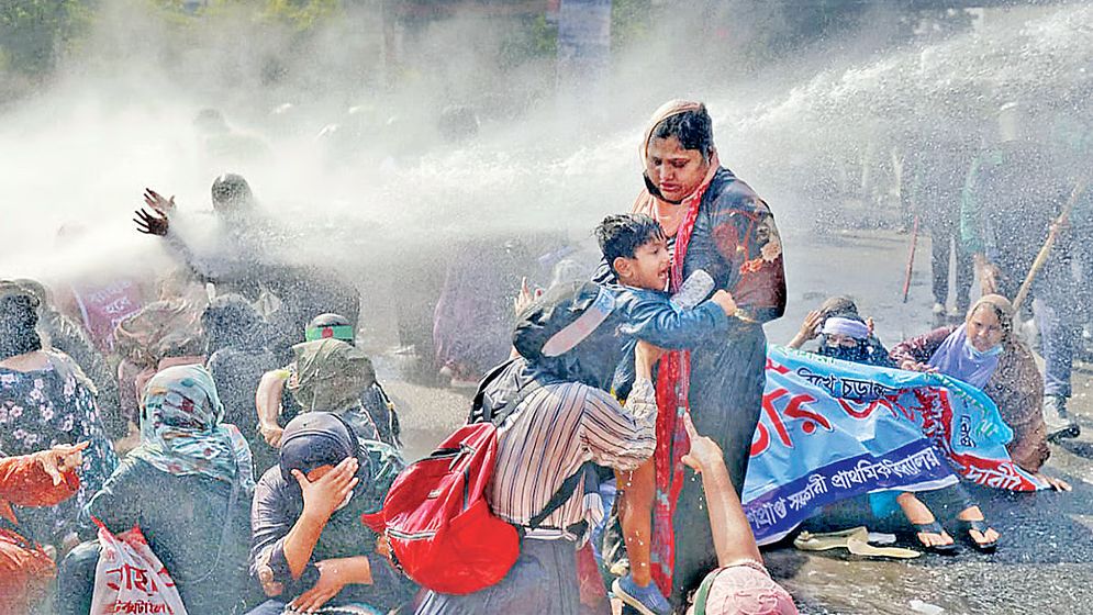 সরকারের শেষ সময়ে দাবির হিড়িক