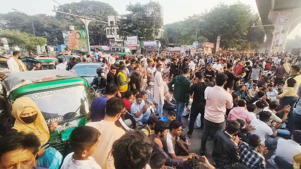 আইজিপিকে অপসারণের দাবিতে শাহবাগ অবরোধ, স্থবির যান চলাচল