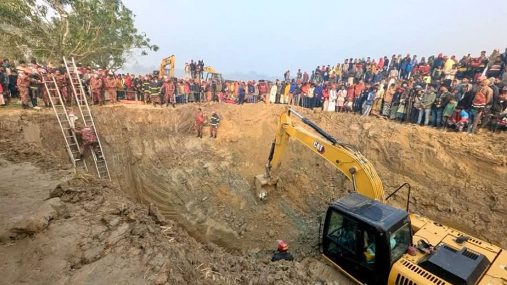 ১৭ ঘণ্টাতেও উদ্ধার হয়নি শিশুটি, চলছে সুড়ঙ্গ খোঁড়ার কাজ