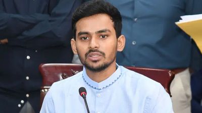 ঢাকা-১০ আসনে মনোনয়ন ফরম সংগ্রহ করলেন আসিফ মাহমুদ