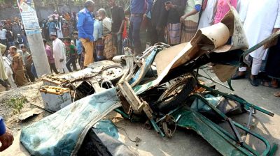 ভোলায় বাসচাপায় মা-ছেলেসহ নিহত ৩