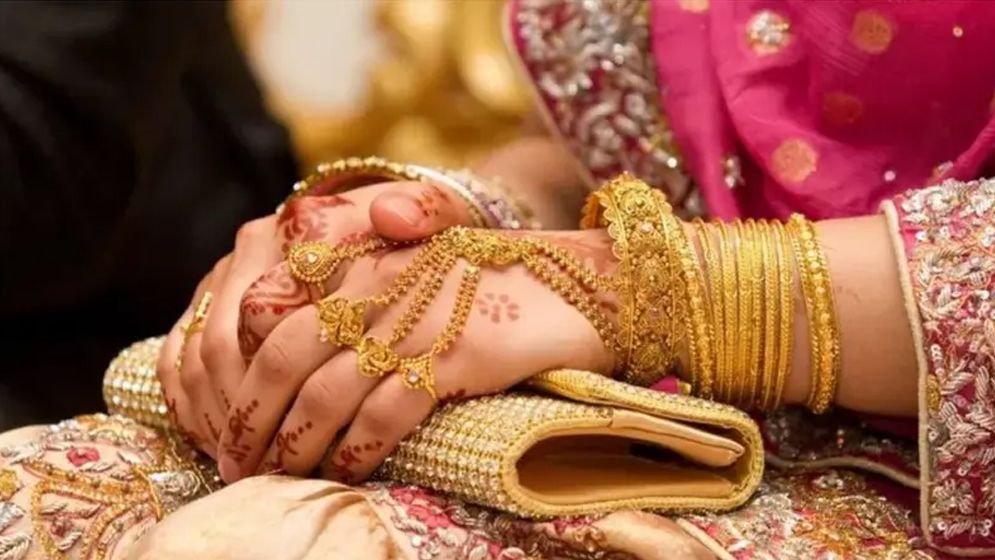বাজারে স্বর্ণের ভরি এখন বিক্রি হচ্ছে যে দামে  
