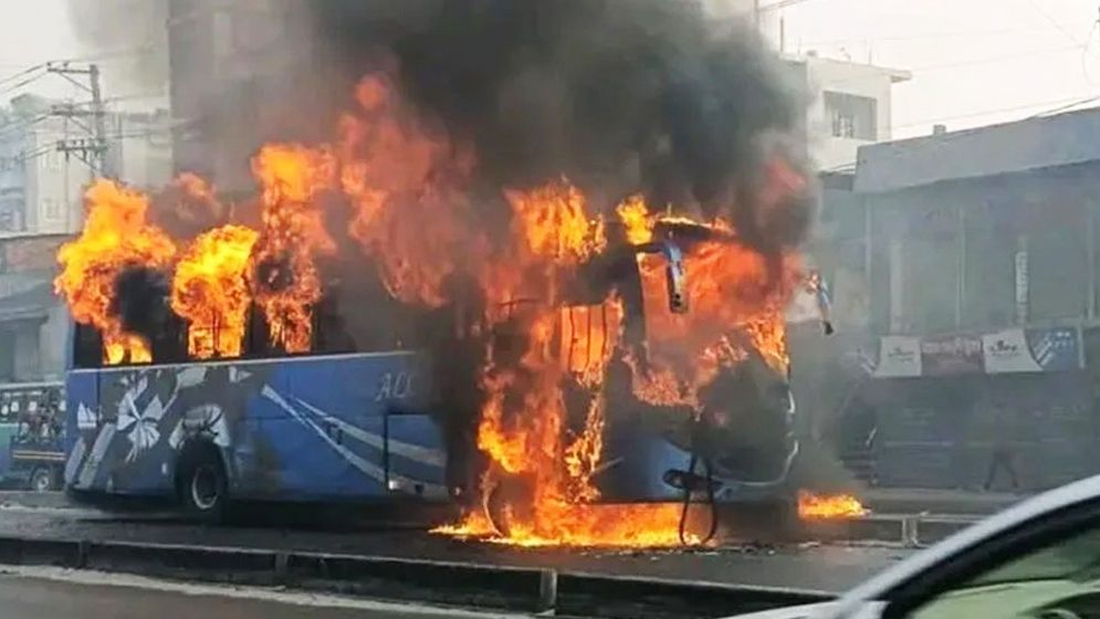 মোটরসাইকেলকে চাপা দেওয়ার পর বাসে আগুন