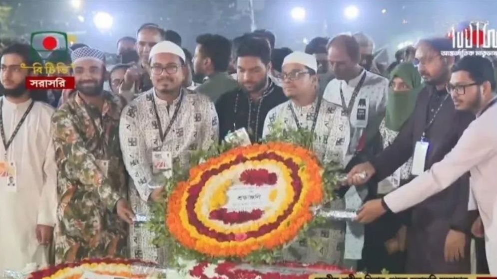 শহীদ মিনারে সাদিক কায়েম-ফরহাদদের শ্রদ্ধা, সর্ব মিত্র চাকমার ক্ষোভ প্রকাশ 