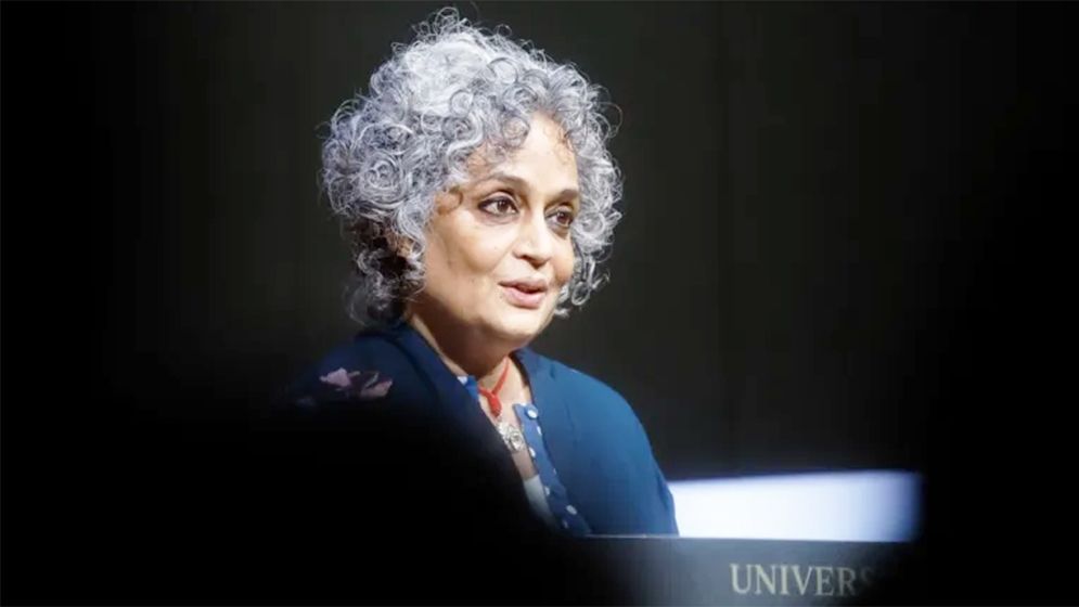 বার্লিন চলচ্চিত্র উৎসব বর্জনের ঘোষণা অরুন্ধতী রায়ের