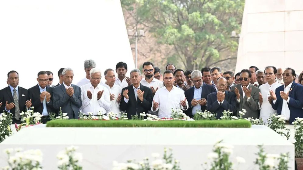 জিয়াউর রহমান ও খালেদা জিয়ার সমাধিতে প্রধানমন্ত্রী ও মন্ত্রিপরিষদের শ্রদ্ধা