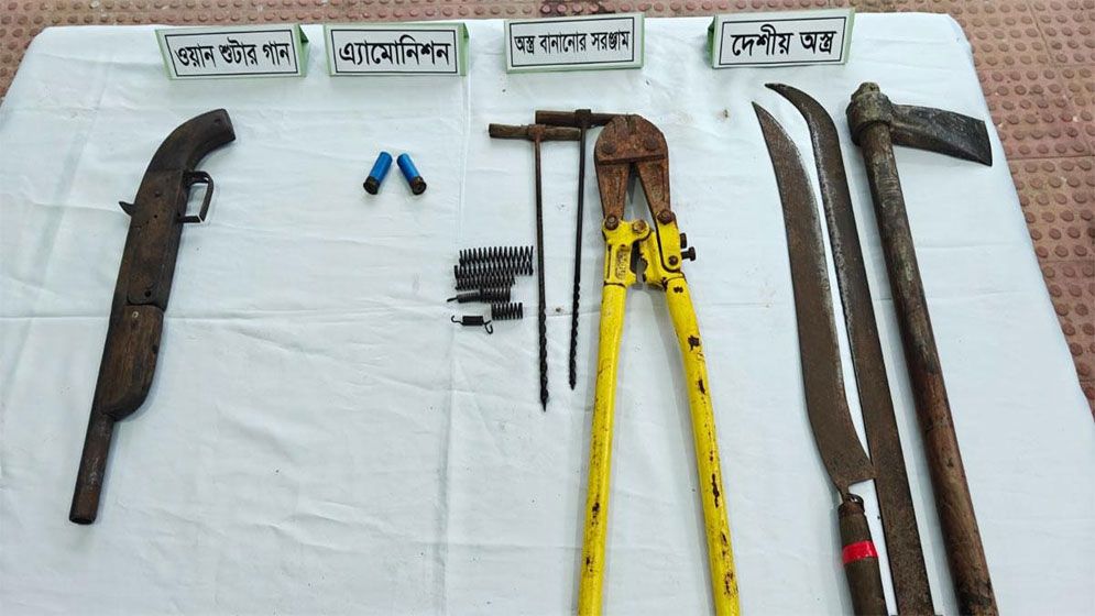 মুন্সীগঞ্জে যৌথ বাহিনীর অভিযানে শুটারগান, গুলি ও দেশীয় অস্ত্র উদ্ধার