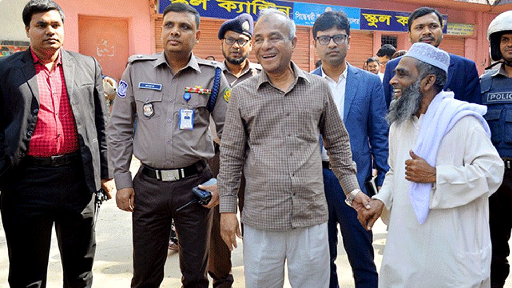 স্বরাষ্ট্র উপদেষ্টার রাজধানীর বিভিন্ন কেন্দ্র পরিদর্শন