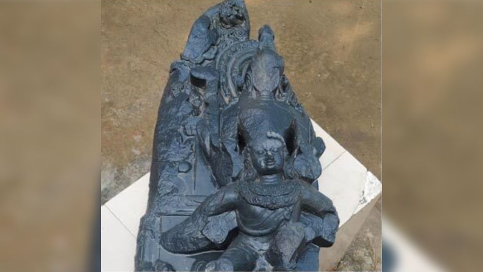 কবরস্থানে মিলল 'কোটি টাকা' মূল্যের কষ্টিপাথরের মূর্তি