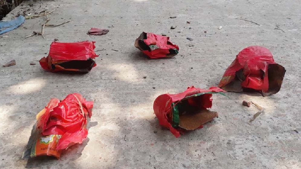 মধ্যরাতে থানায় ককটেল নিক্ষেপ