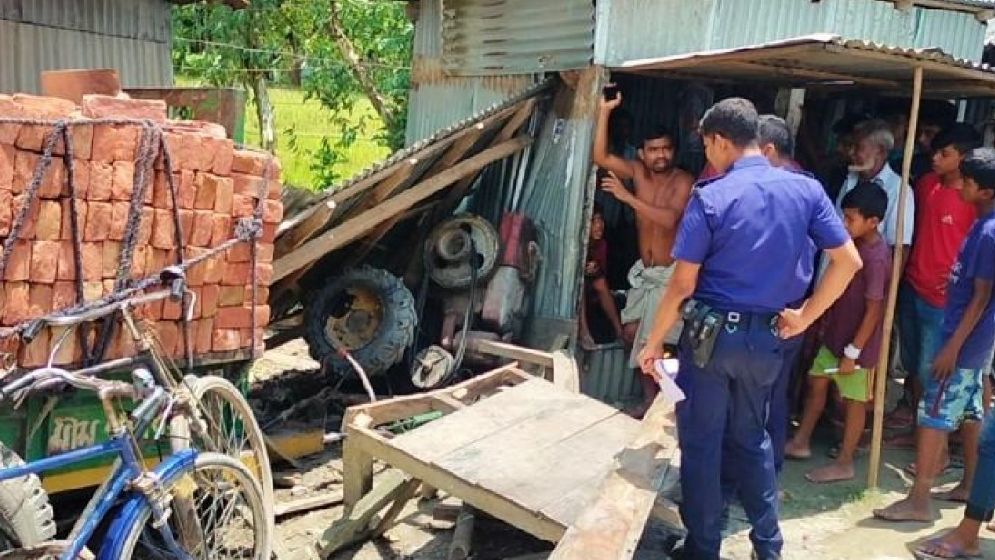 বাবার ট্রলি কেড়ে নিল সন্তানের প্রাণ
