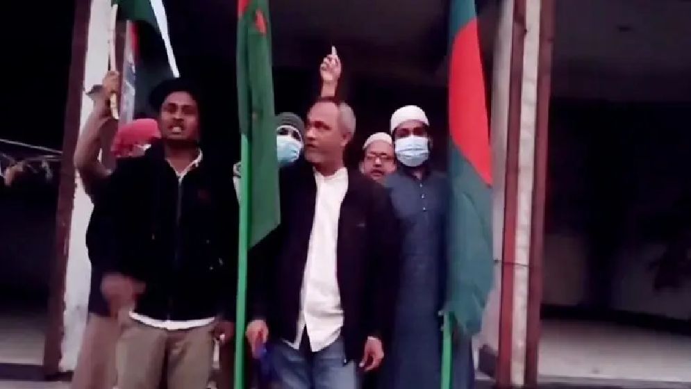 নওগাঁয় আ’লীগ কার্যালয়ে পতাকা উত্তোলন