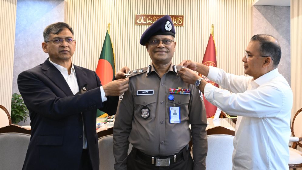 নবনিযুক্ত আইজিপিকে ব্যাজ পরালেন প্রধানমন্ত্রী