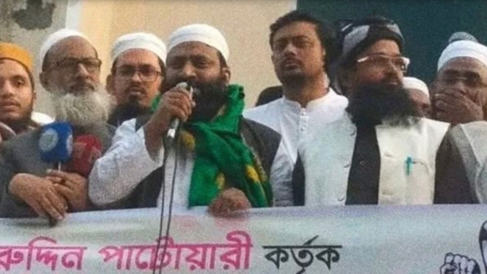 পাটওয়ারীর বিরুদ্ধে বিক্ষোভে নিজেই উপস্থিত পাটওয়ারী