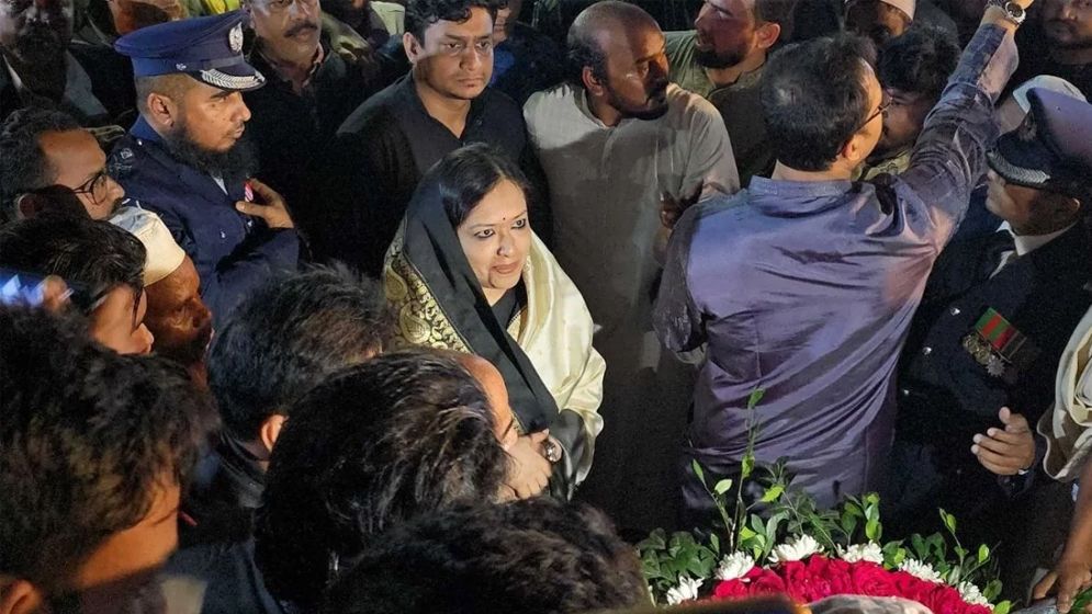 শহীদ মিনারে বাধার মুখে রুমিন ফারহানা, ফিরে গেলেন ফুল না দিয়েই