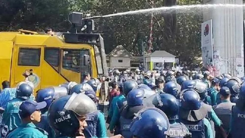 ব্যারিকেড ভেঙে যমুনায় সরকারি চাকরিজীবীরা, জলকামান-টিয়ারশেল নিক্ষেপ 